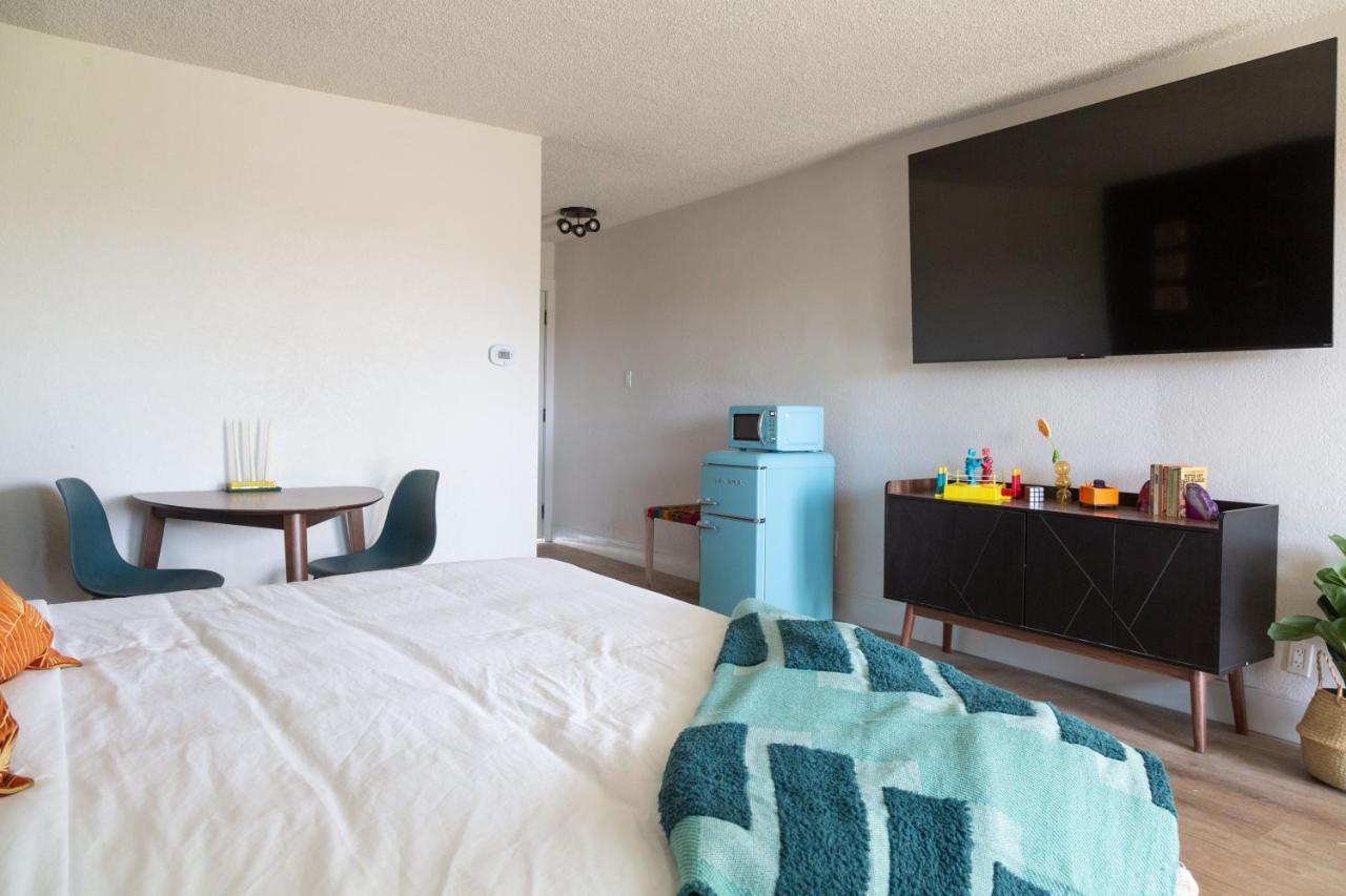 Hotel Mccoy - Art, Libations, Pool Society College Station Extérieur photo