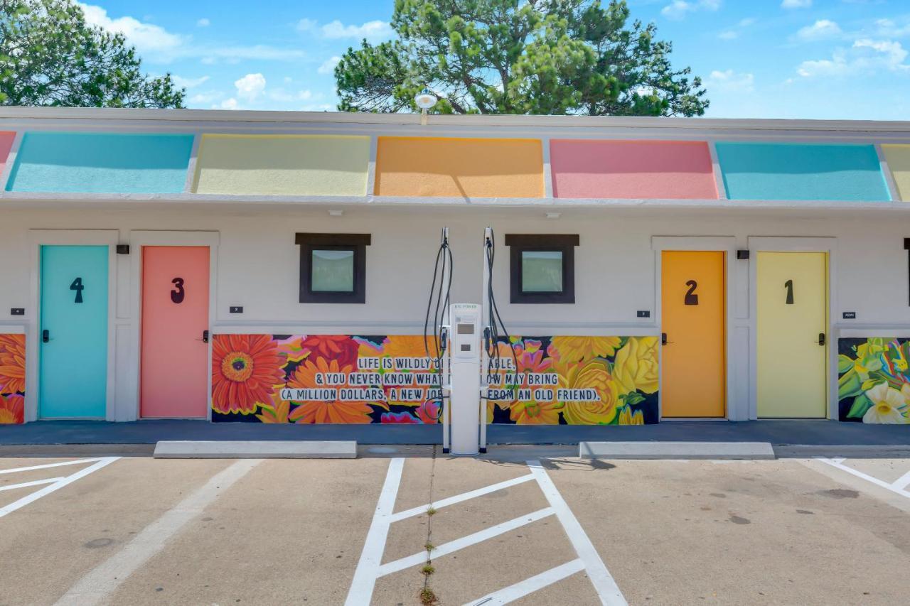 Hotel Mccoy - Art, Libations, Pool Society College Station Extérieur photo