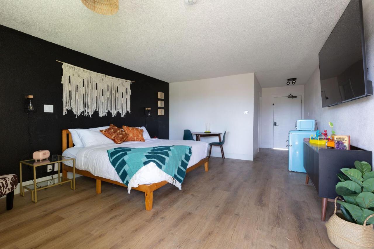 Hotel Mccoy - Art, Libations, Pool Society College Station Extérieur photo