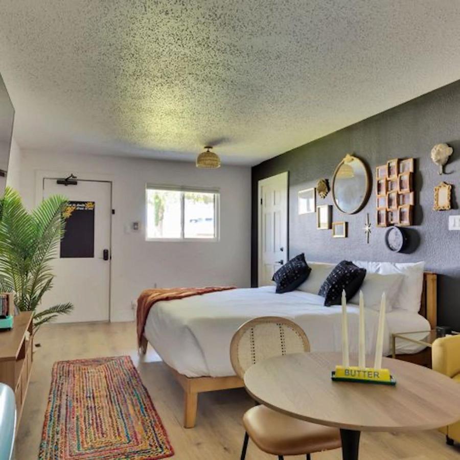 Hotel Mccoy - Art, Libations, Pool Society College Station Extérieur photo
