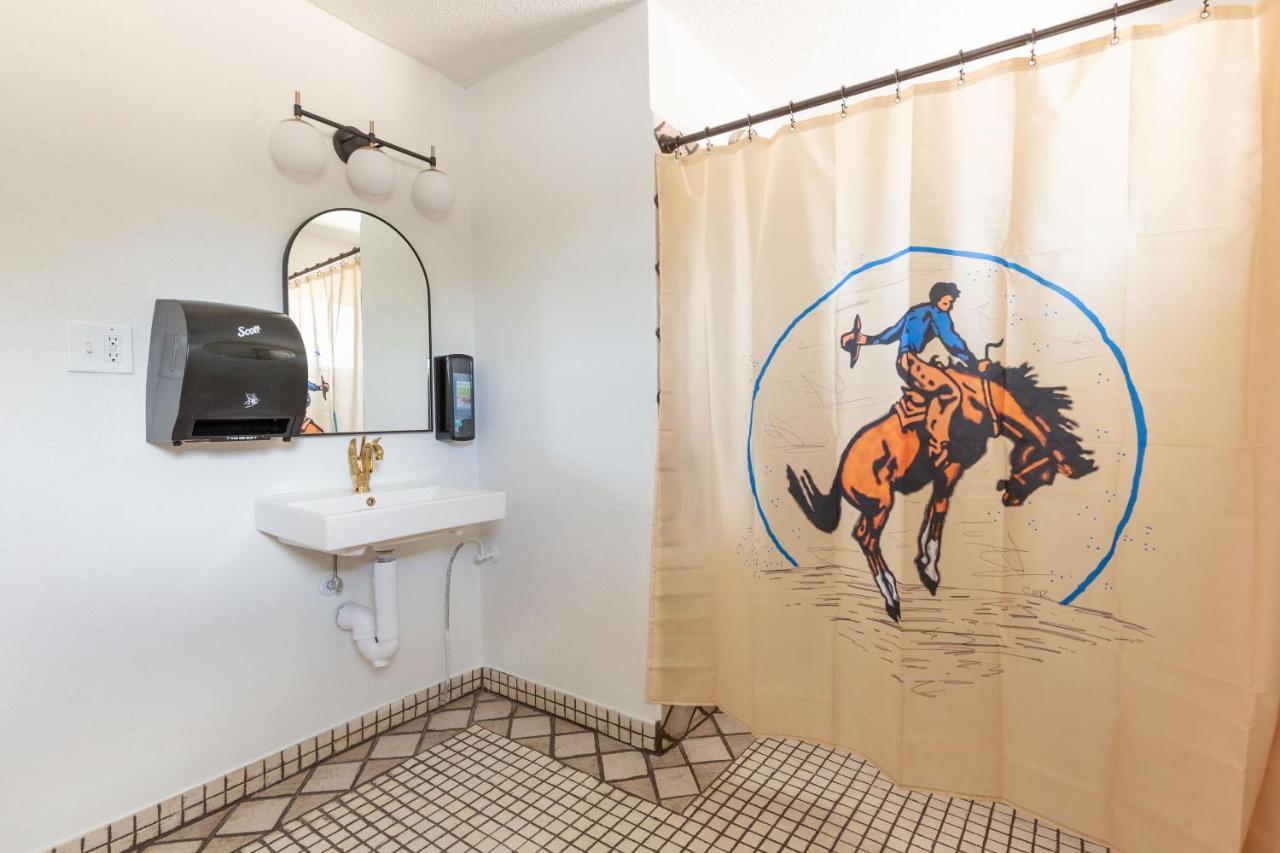 Hotel Mccoy - Art, Libations, Pool Society College Station Extérieur photo