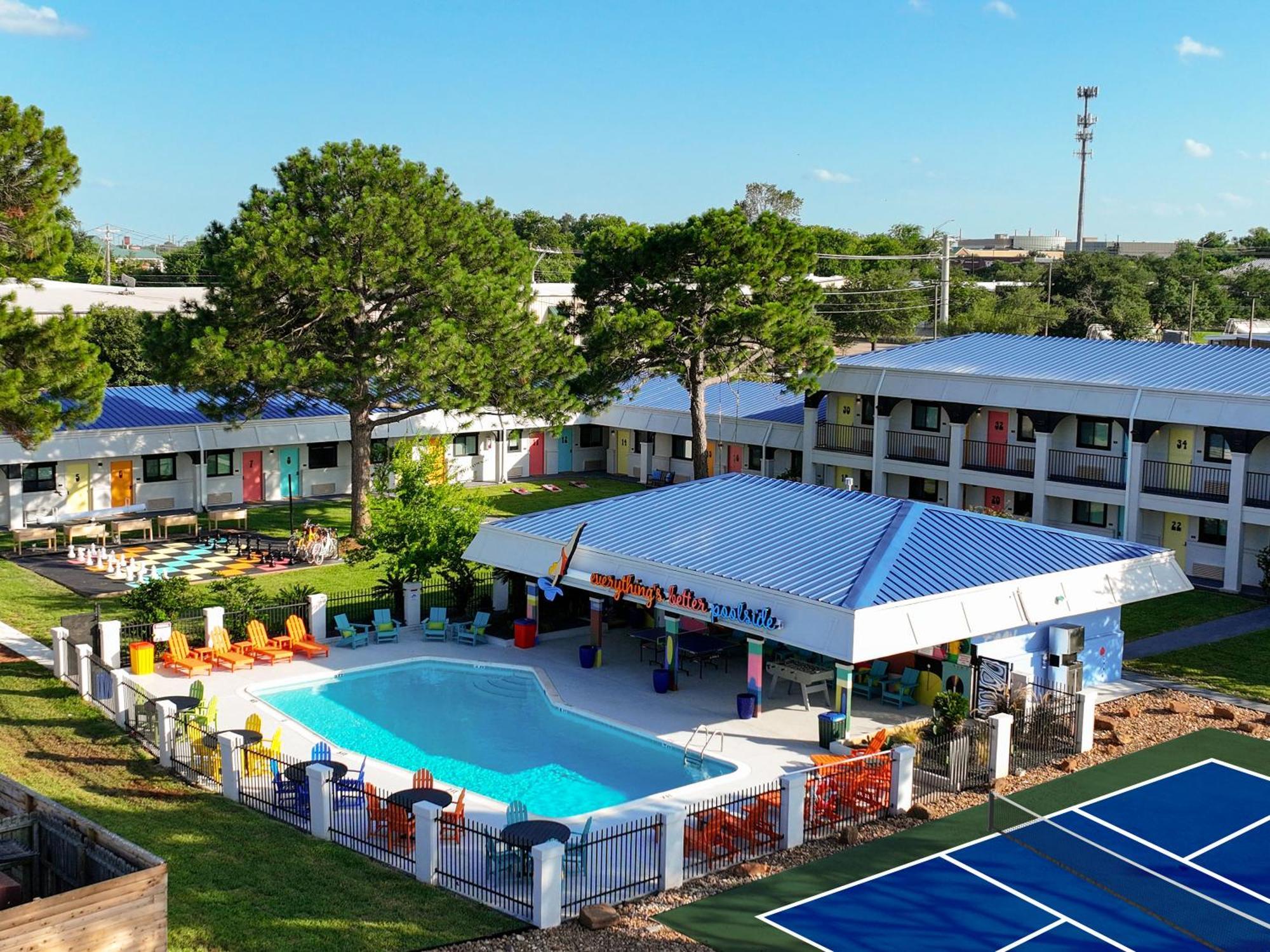 Hotel Mccoy - Art, Libations, Pool Society College Station Extérieur photo