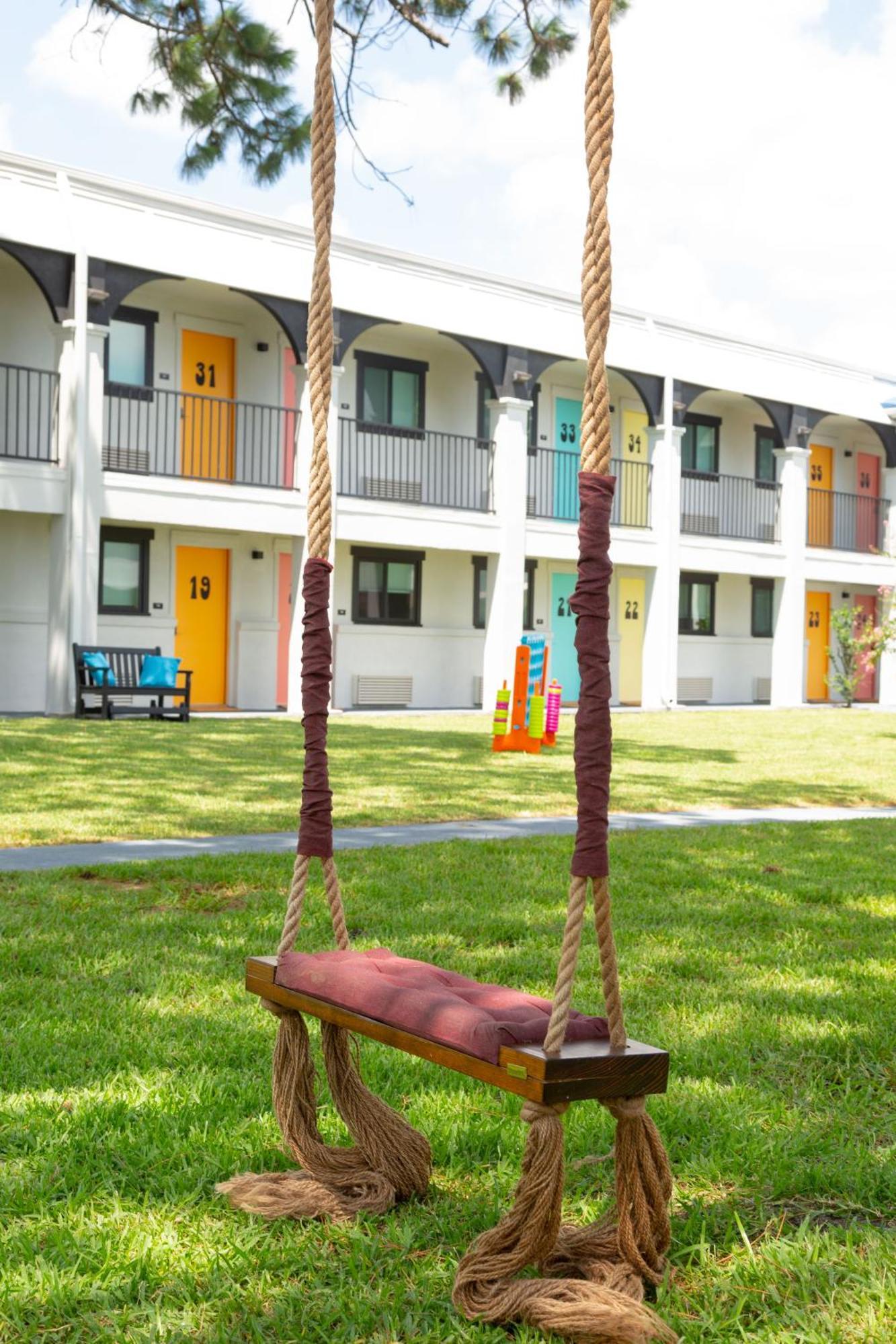 Hotel Mccoy - Art, Libations, Pool Society College Station Extérieur photo
